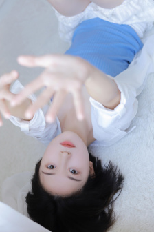 女性黑色蕾丝抹胸开叉短裙穿搭